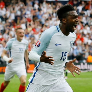 Daniel Sturridge da l'Engalterra celebrescha la victoria. Daniel Sturridge da l'Engalterra celebrescha la victoria.