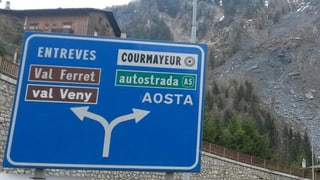 Purtret d'ina tabla da traffic en la regiun. 