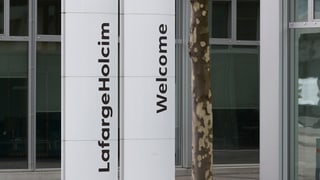 stela a l'entrada dal concern LafargeHolcim