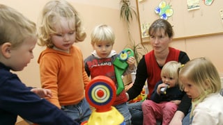 Educatura cun uffants pitschens.