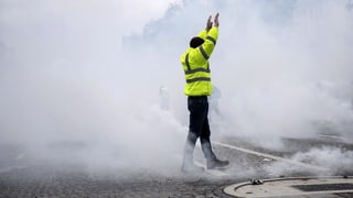 demonstrant cun ina vesta melna durant las demonstraziuns en in nivel da fim sin via a Paris