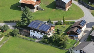 Casa cun tetg fotovoltaic