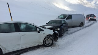 3 autos collidads in cun l'auter ed auto da polizia davostiers.