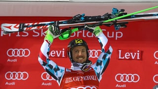 Marcel Hirscher sin il podest a Levi - el tegna ad aut ils skis.