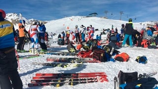 Skiunzs e skis, cun ina sutgera davostiers. Skiunzs e skis, cun ina sutgera davostiers.