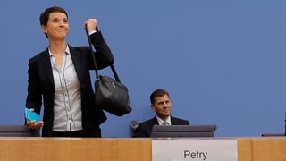 Frauke Petry banduna la conferenza da medias.