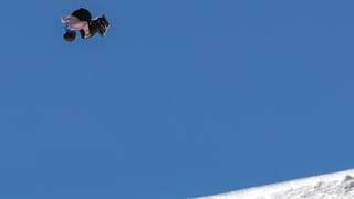 In snowboarder en il tschiel blau. 