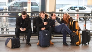 4 passagiers spetgan a l'eroport da Gatwick a Londra sin lur sgols.