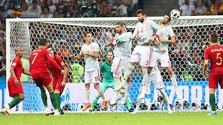 Purtret da Ronaldo che sajetta in culp liber en il gol. 