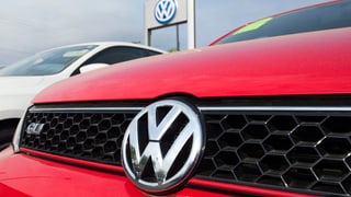 Ina part davant d'in auto da VW - davostiers ina tavla cun il logo da VW