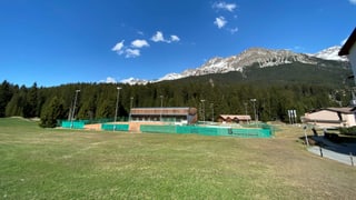 In dals lieus che vegnan examinads per construir la nova plazza da sport, è la Luziuswiese da manaivel da la scola.