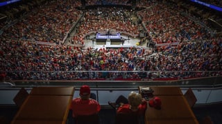 fulla da 20'000 aderents da Trump en stadion. fulla da 20'000 aderents da Trump en stadion.