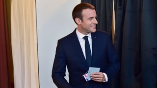 Emanuel Macron cun il cedel electoral.