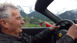 Walter Erni da Scuol in ses element - in viadi cul Ferrari 458 Spider, davos il chastè da Tarasp