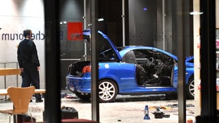 L'auto demollà en la chasa Willy-Brandt.