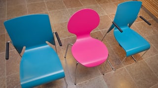 trais sutgas, l'emprima en blau, la segunda en pink e la terza en blau