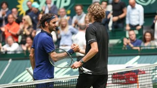 Roger Federer gratulescha a ses adversari Alexander Zverev