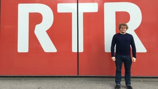 Simon Grimm avant il simbol RTR tar la chasa RTR. 