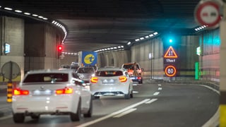 Autos che charreschan tras il tunnel existent. 