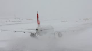 Aviun en la naiv a l'eroport da Turitg. 