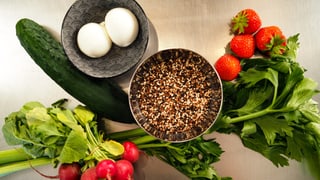 Las ingredienzias per la Quinoa-Bowl da stad.
