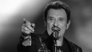 Johnny Hallyday tar in concert.