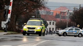 In’ambulanza ed in auto da polizia sin ina via en la citad da Uhersky Brod en la Tschechia.