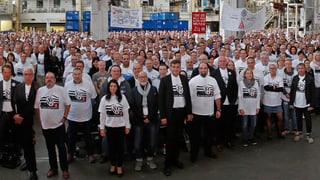 foto gruppa da collavuraturas cun t-shirt "ina firma - ina famiglia"