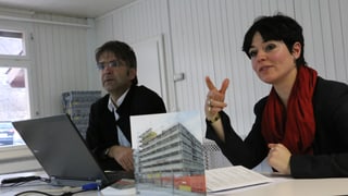 Dretg: Stephan Kunz, il directur dal Museum d’art dal Grischun. Sanester: Nicole Seeberger, la collavuratura scientifica. 