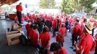 Bleras persunas taidlan in pled d'in um. 