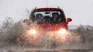 auto charrescha tras l'aua sin la via