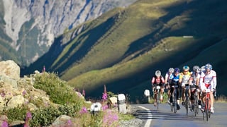 Ciclists vers il Pass da l'Alvra.