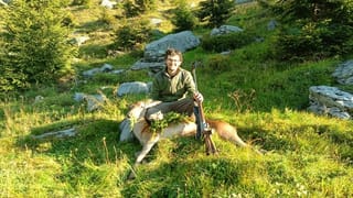 Vatga-tschierv sajettada da Silvan Cathomen da Schlans en la Val Frisal.