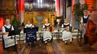 Ländlerkapelle Via Spluga, fünf Frauen mit ihren Instrumenten, alle in Bündner Tracht.