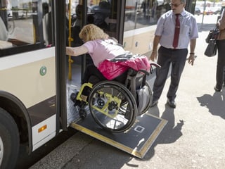 Fermadas ston vegnir sanadas per garantir ina entrada en il bus senza barriera. 