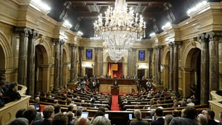 Carles Puigdemont durant ses discurs en il parlament catalan.