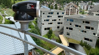 Senda che cumenza tiers il Rock Ressort a Laax