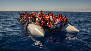 Ina bartga cun fugitivs amez la mar.