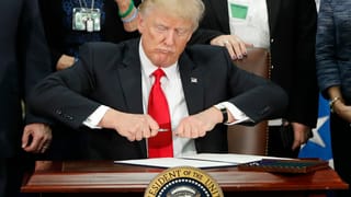 Trump suttascriva als 25 da schaner il decret pertutgant il mir al cunfin. 