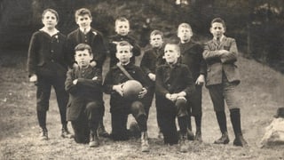 8 giuvens da domat cun in ball.