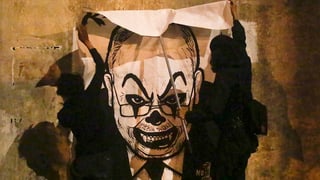 Protestants pendan si in placat da caricatura dal schef da regenza.