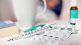Termometer e medicaments sin la maisa da letg. 