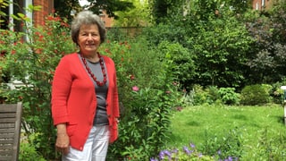 Il maletg mussa Anna Lee-Famos en ses curtgin a Londra