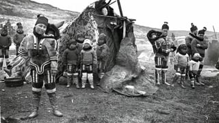 Dunnas dad Inuit cun lur uffants fotografadas durant l'emprima expediziun il 1909.