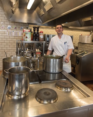 Ivo - simplamain Ivo. El è sous chef en cuschina claustrala. Ivo - simplamain Ivo. El è sous chef en cuschina claustrala.
