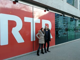 Sandro Dietrich e Nyna Dubois avant il logo da RTR.