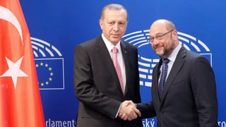Erdogan e Schulz rian en per la camera.