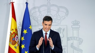 Il primminister spagnol Sánchez avant las medias.