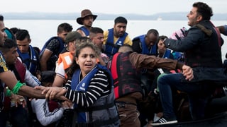 Fugitivs ch'arrivan sin l'insla cun batgas da gumma.