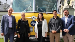 (da sanestra): Ambassadur Tim Enderlin, Christina Verones, Aita Pult, Jonas Belina e Chasper Sarott. (i manca l'ambassadur Daniel Cavegn)